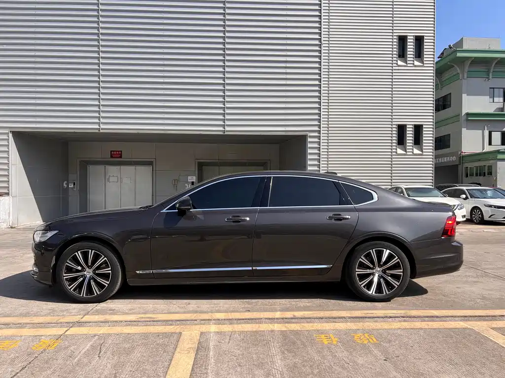 VOLVO S90