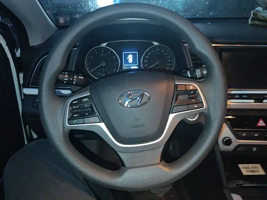 Hyundai Elantra — миниатюра 15
