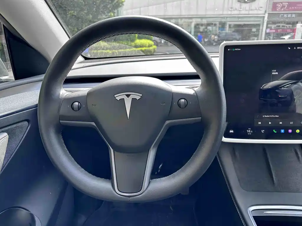 Tesla Model Y — миниатюра 10