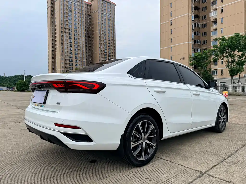 Geely Emgrand 2022 4 1.5L CVT Luxury
