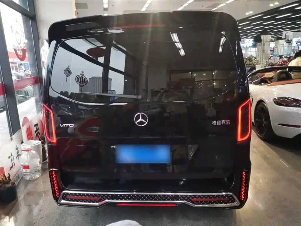 Mercedes-Benz Vito 2023 2.0T 7 мест