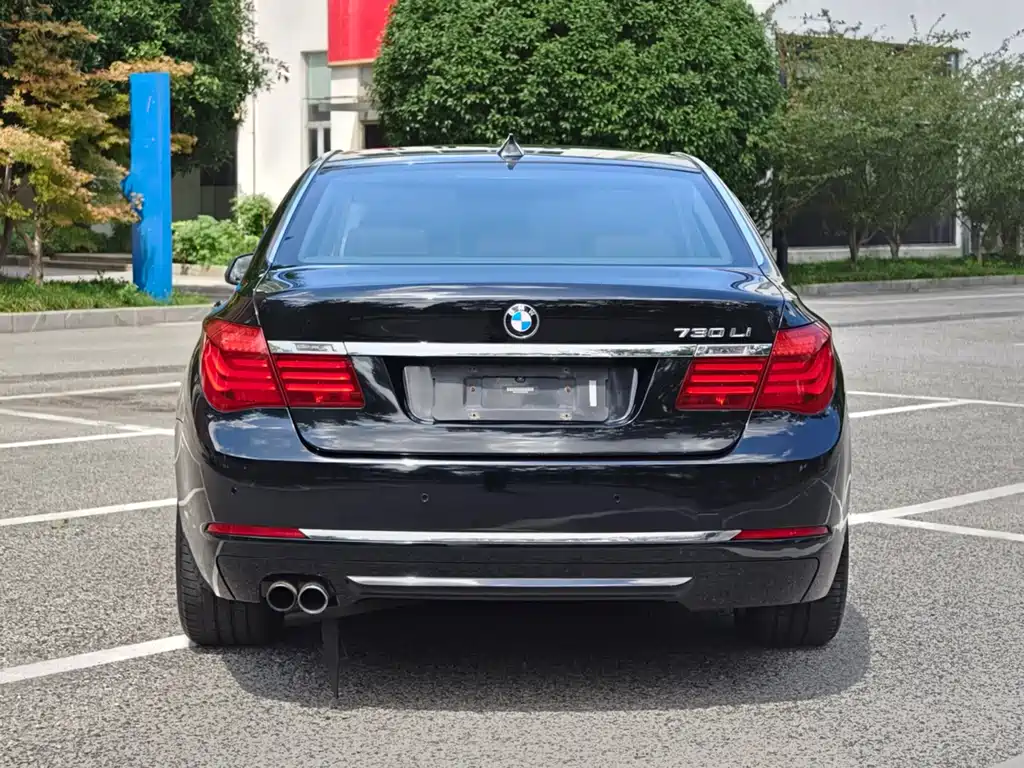 BMW 7 Series — миниатюра 6