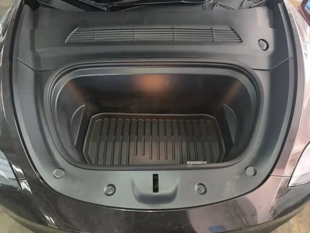 Tesla Model Y — миниатюра 20