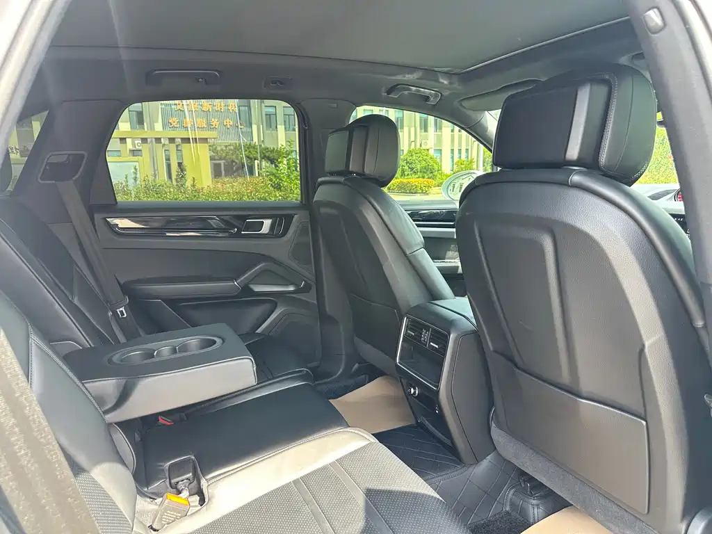 Porsche Cayenne — миниатюра 10