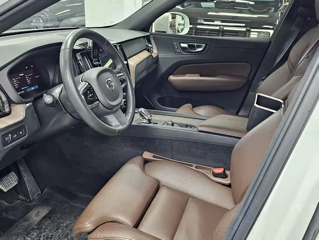 Volvo XC60 2022 T8 Luxury