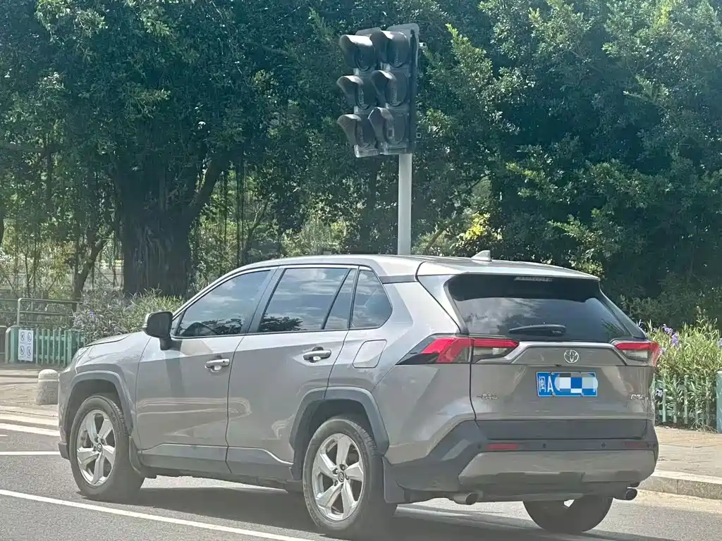 Toyota RAV4 — миниатюра 4