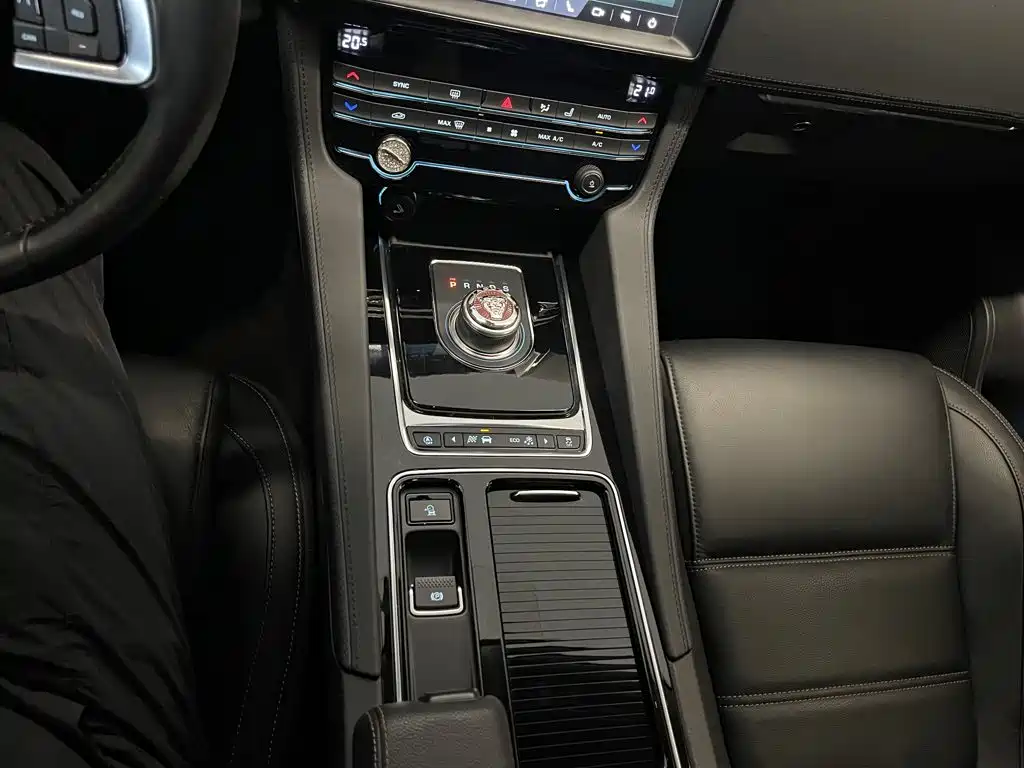 Jaguar F-PACE — миниатюра 20