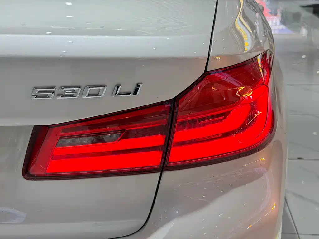 BMW 5 Series — миниатюра 8
