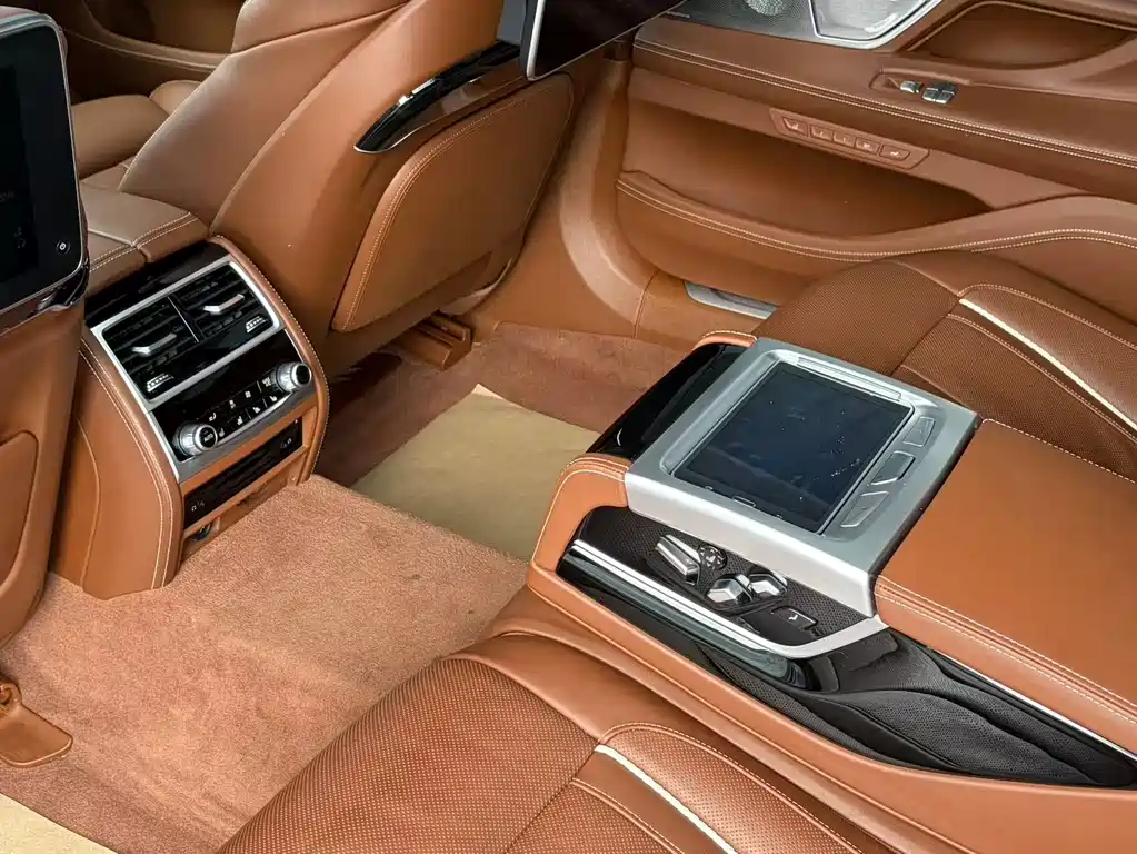 BMW 7 Series — миниатюра 14