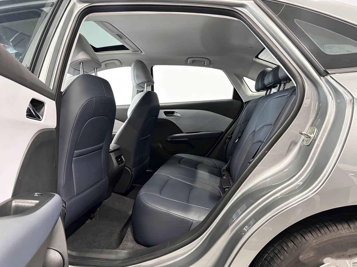 Chevrolet Monza 1.5 л 2024 г. Серебристо-серый, пробег 15000 км