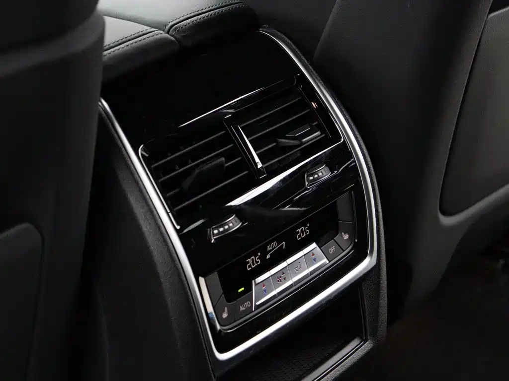 BMW XM — миниатюра 8