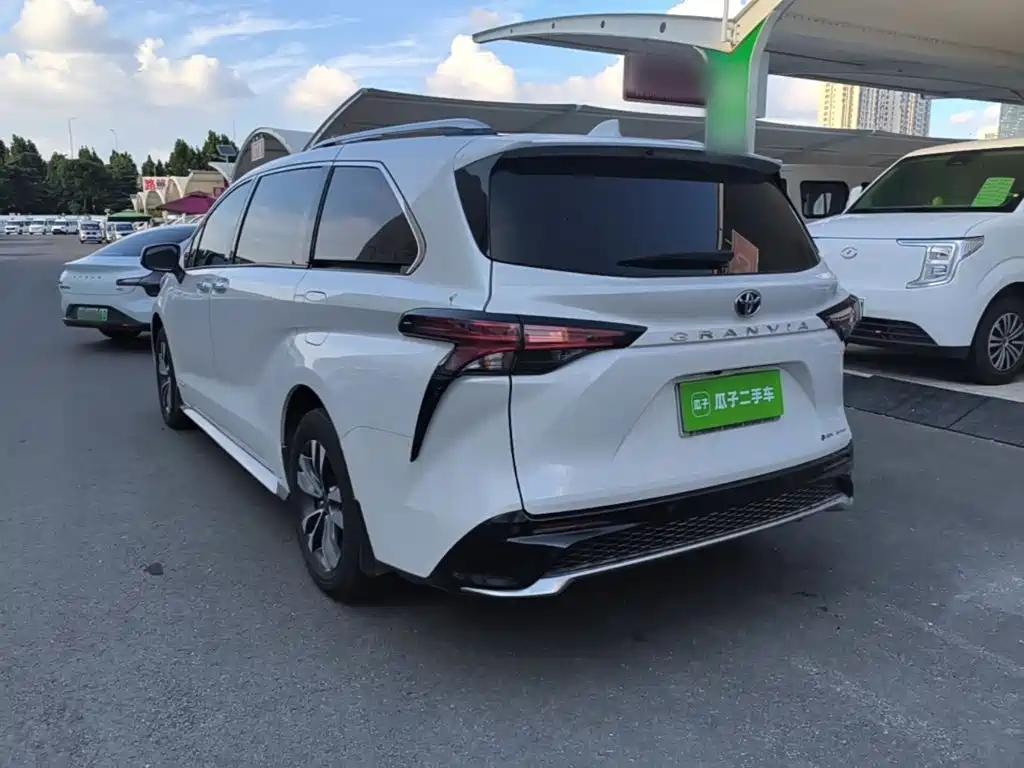 Toyota Granvia — миниатюра 5
