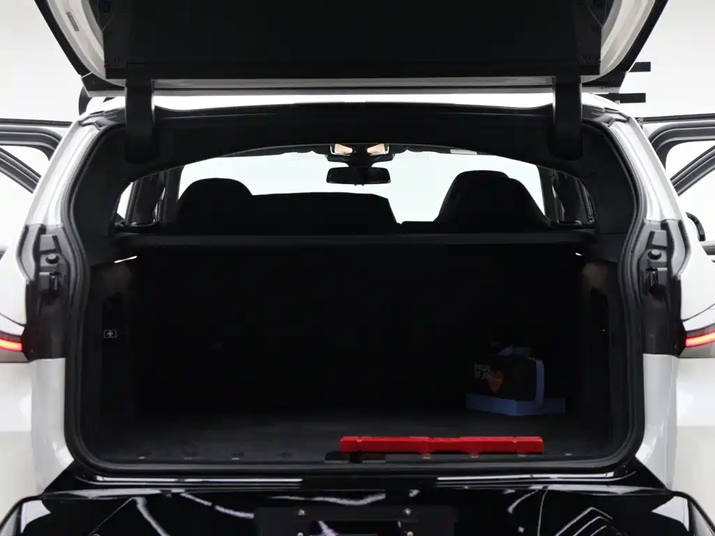 BMW XM — миниатюра 10