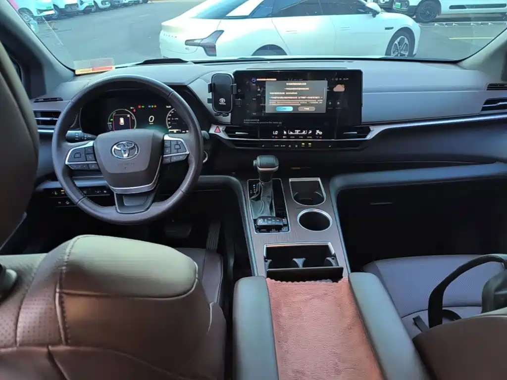 Toyota Granvia — миниатюра 10