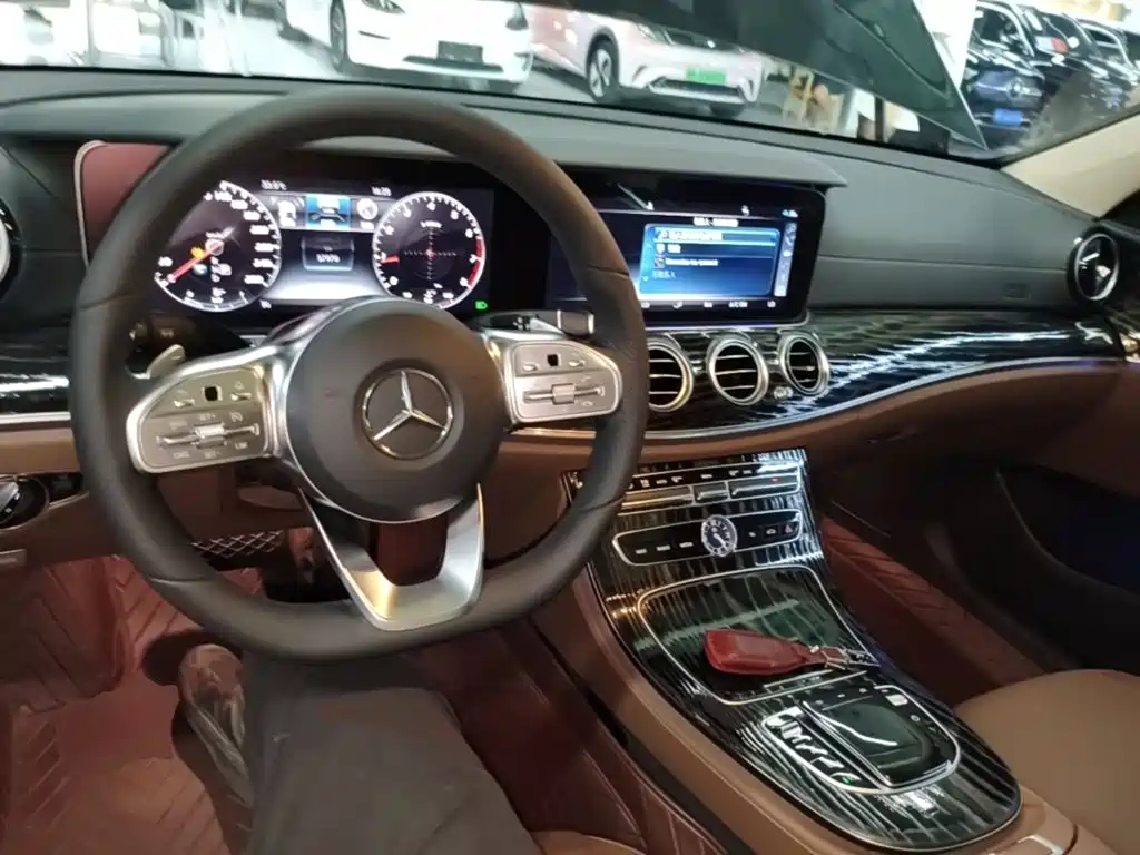Mercedes-Benz E-Class — миниатюра 10