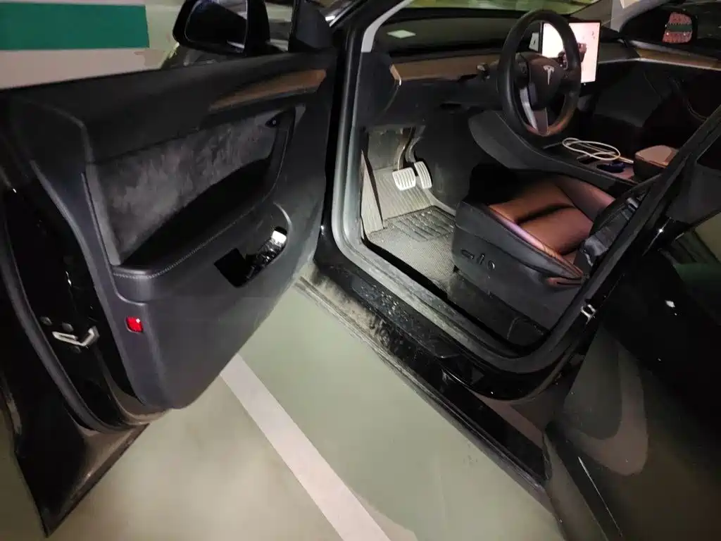 Tesla Model Y — миниатюра 17