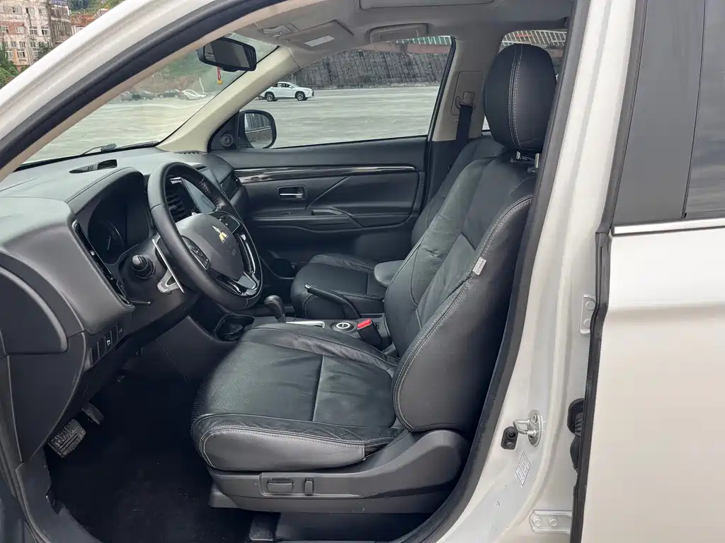 Mitsubishi Outlander — миниатюра 4