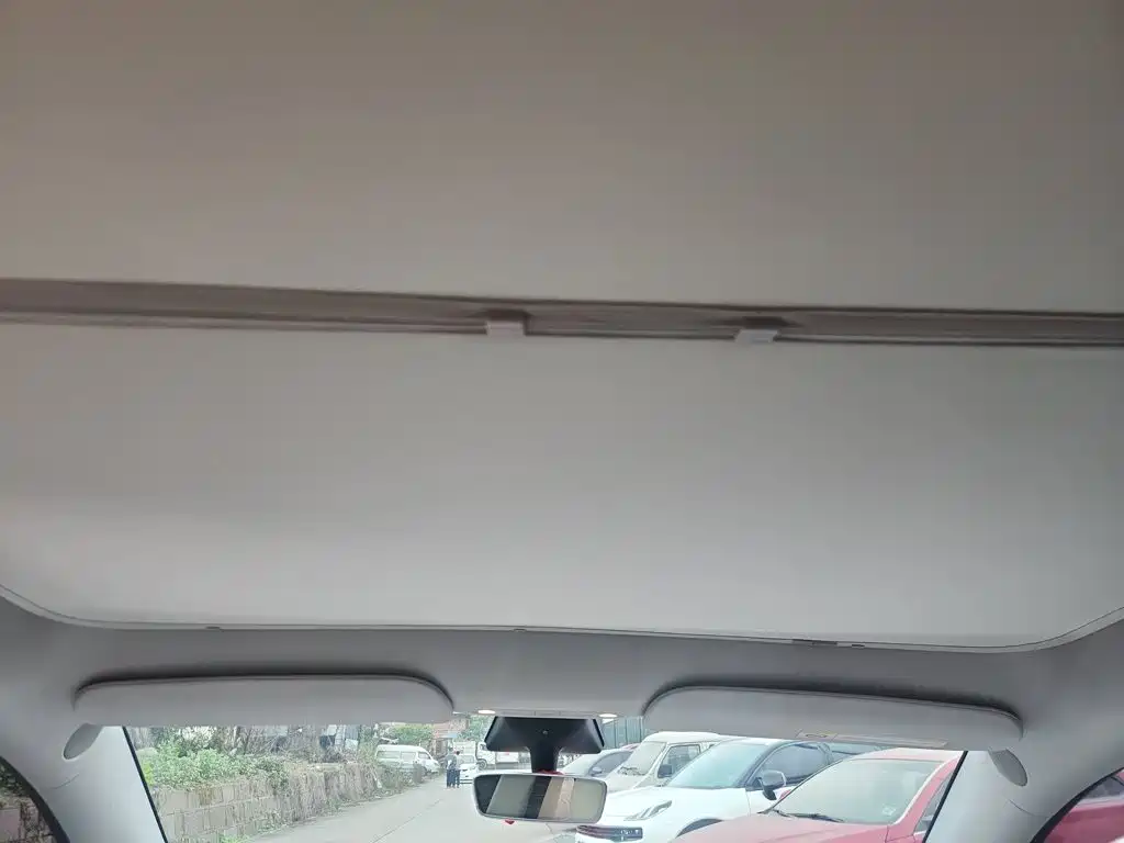 Tesla Model Y — миниатюра 14