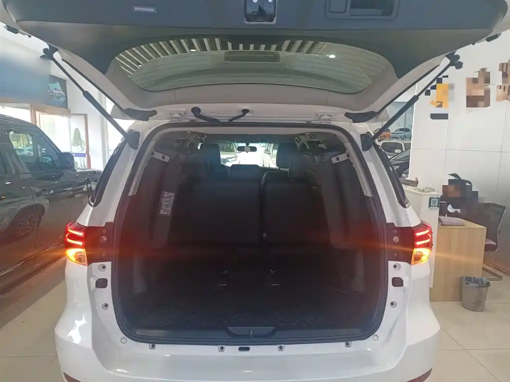 Toyota Fortuner — миниатюра 19