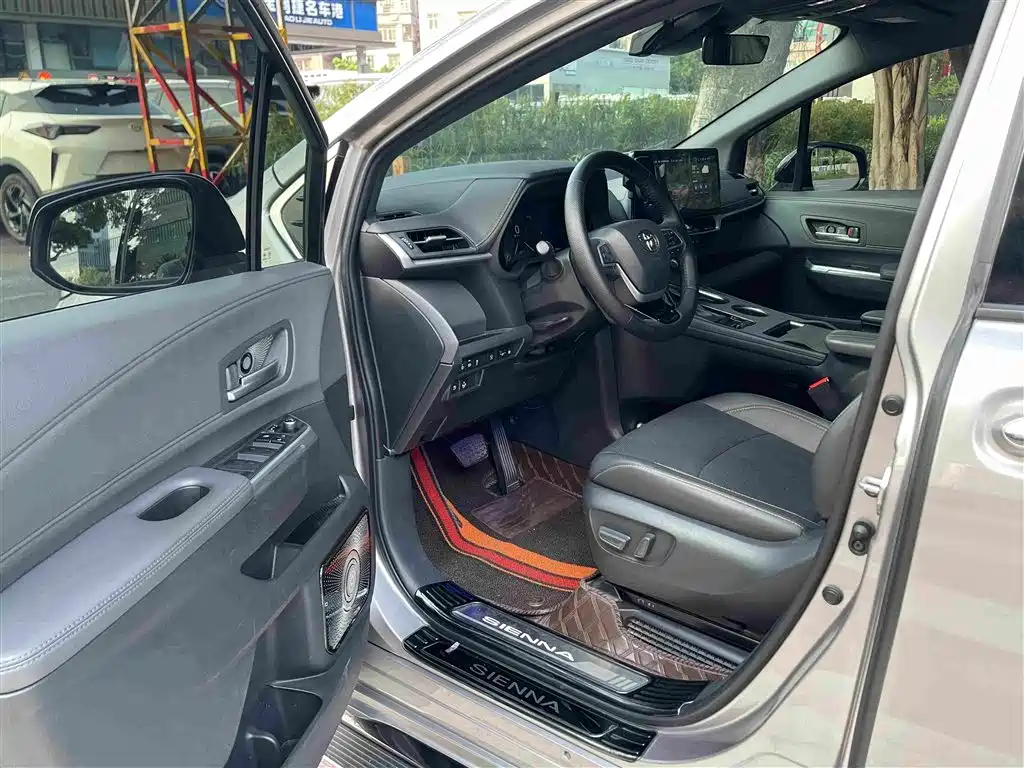 Toyota Sienna — миниатюра 12