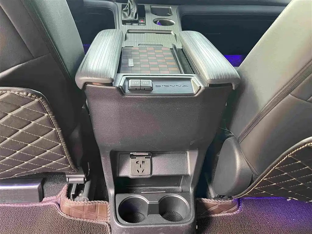 Toyota Sienna — миниатюра 19