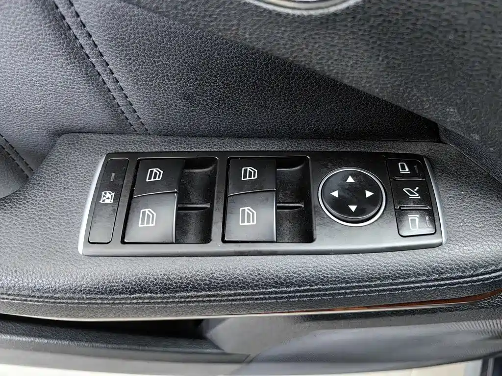 Mercedes-Benz E-Class — миниатюра 9