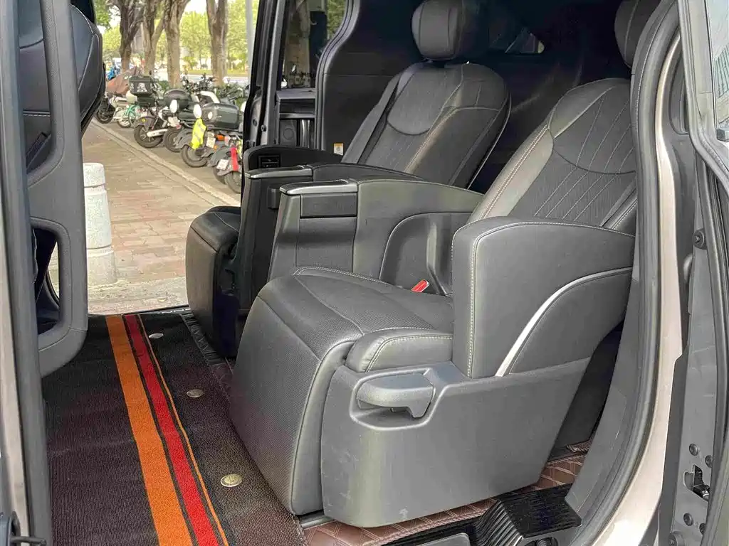Toyota Sienna — миниатюра 15