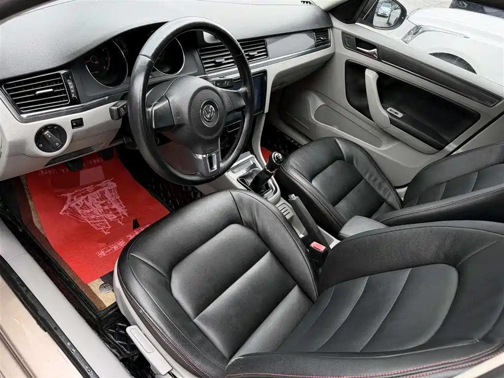 Volkswagen Bora 2013 1.6L MT Fashion