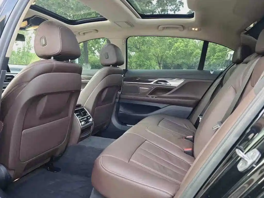 BMW 7 Series — миниатюра 8