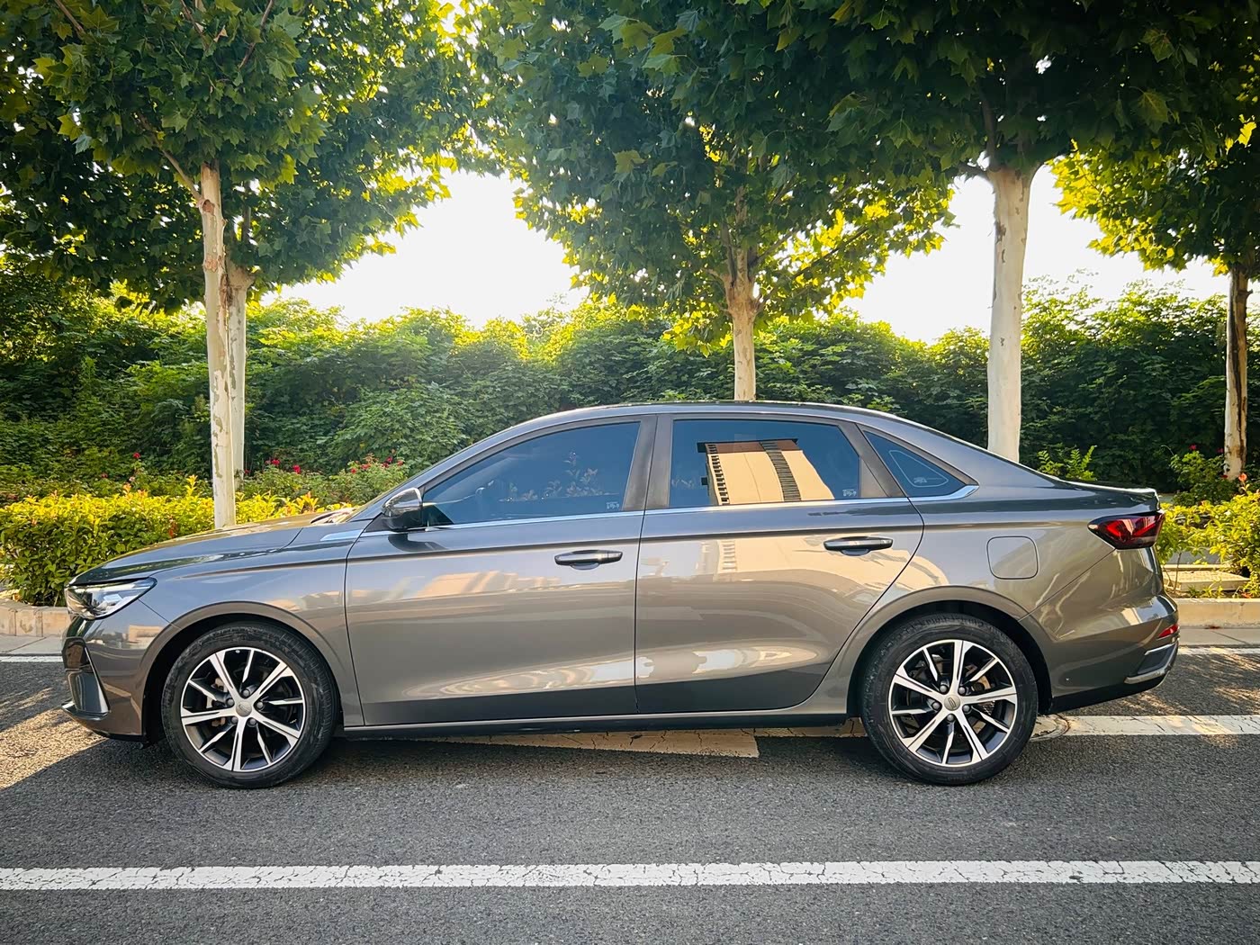 Geely Emgrand 1.5 л 2022 г. Серебристо-серый, пробег 42000 км