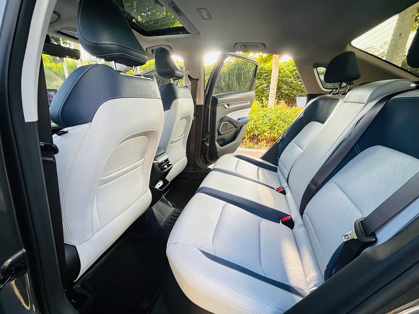 Geely Emgrand 1.5 л 2022 г. Серебристо-серый, пробег 42000 км