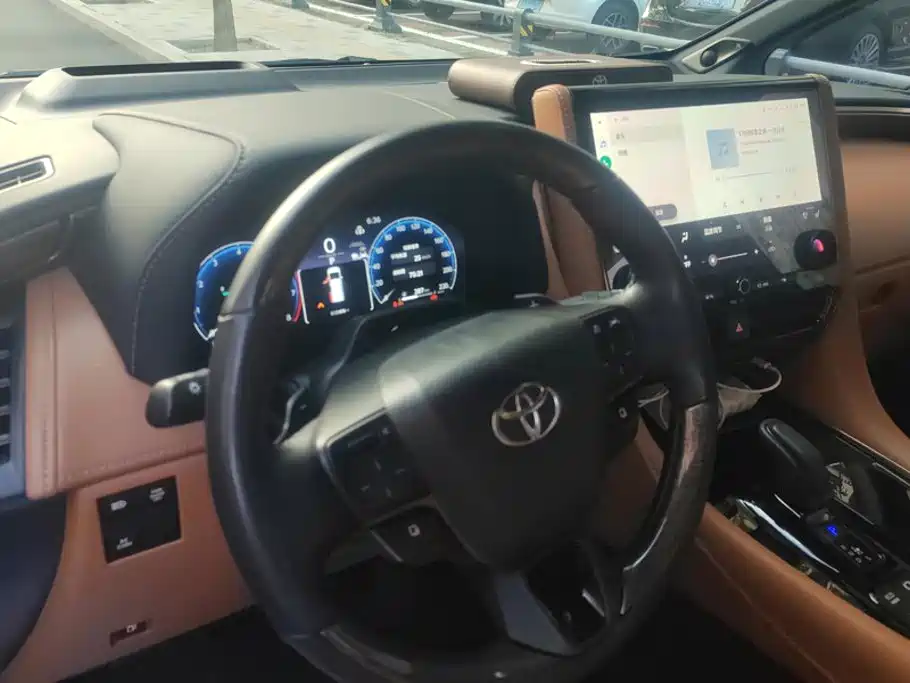 Toyota Alphard — миниатюра 12