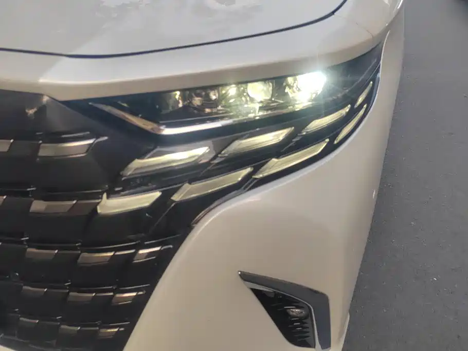 Toyota Alphard — миниатюра 5
