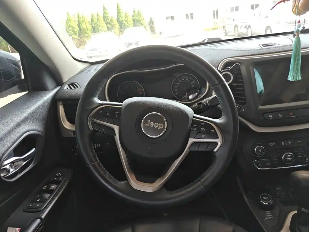 Jeep Cherokee — миниатюра 11