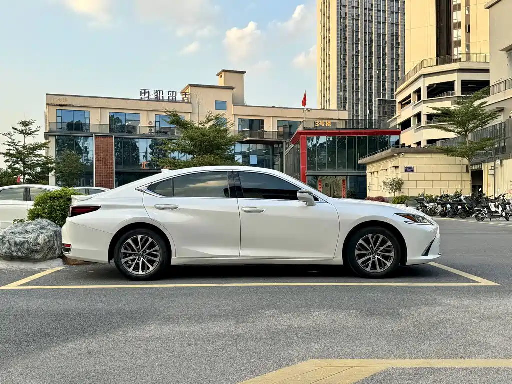 Lexus ES — миниатюра 9