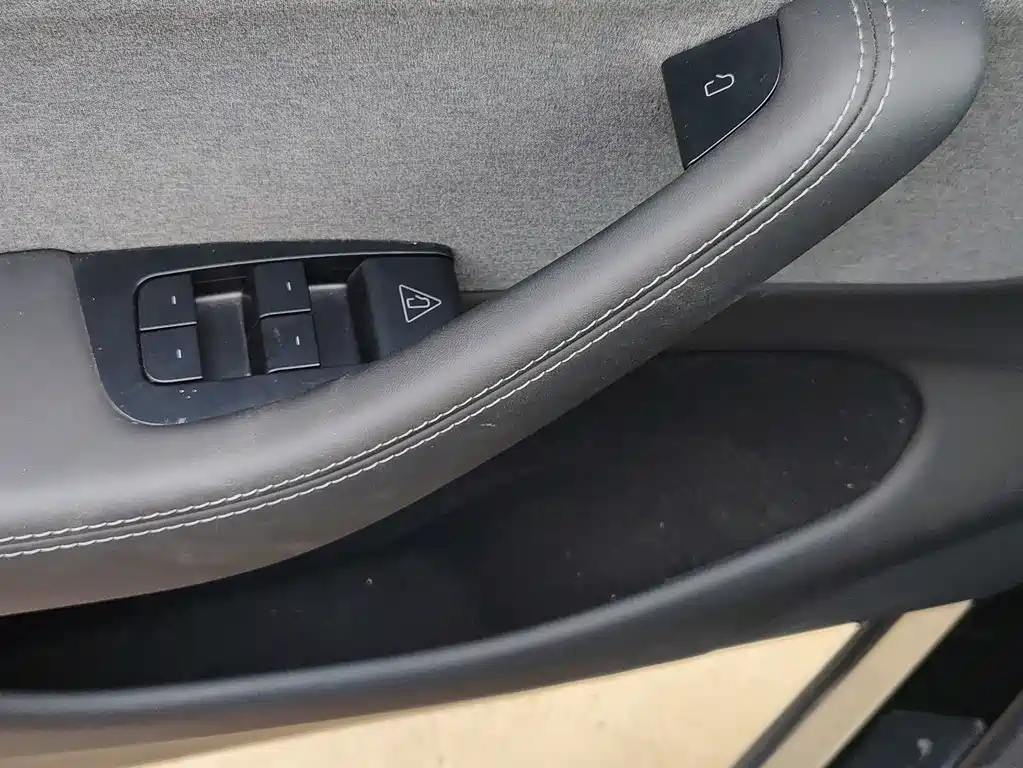 Tesla Model Y — миниатюра 24