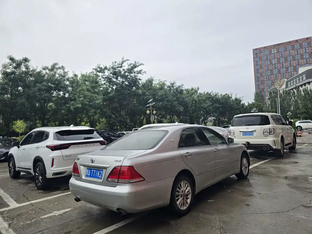 Toyota Crown — миниатюра 4