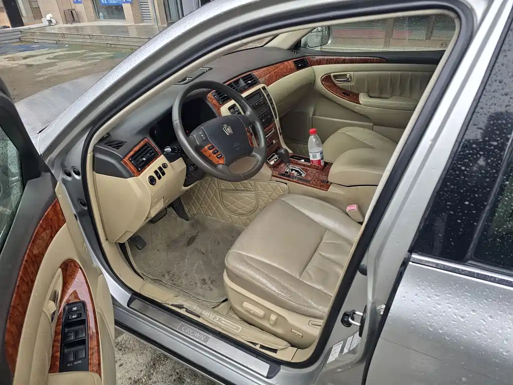 Toyota Crown — миниатюра 8