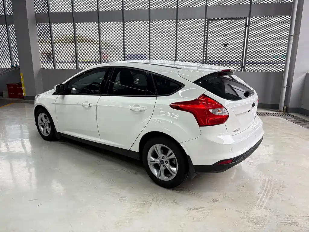 Ford Focus 2012 1.6L AT