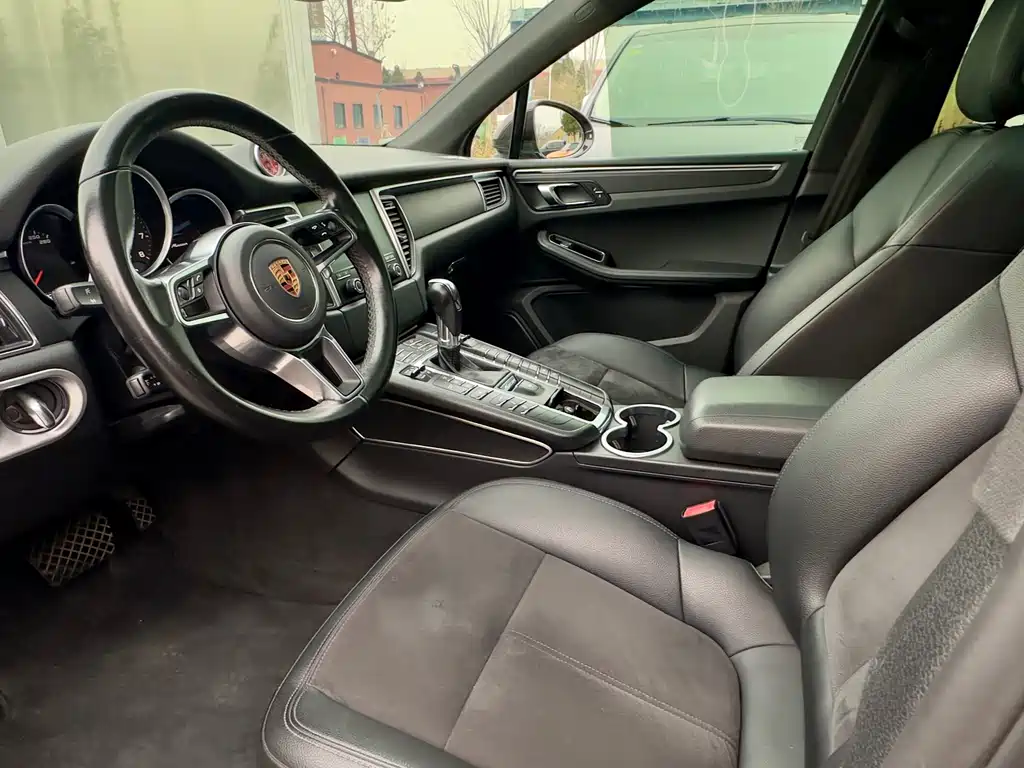 PORSCHE MACAN