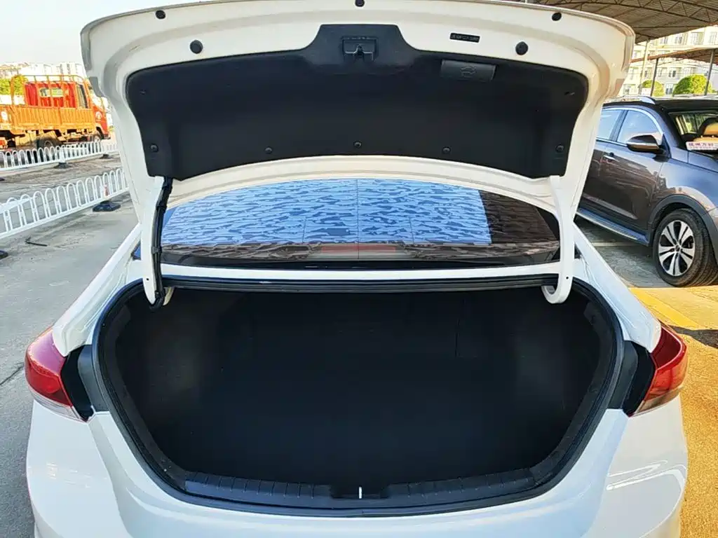 Hyundai Elantra — миниатюра 19