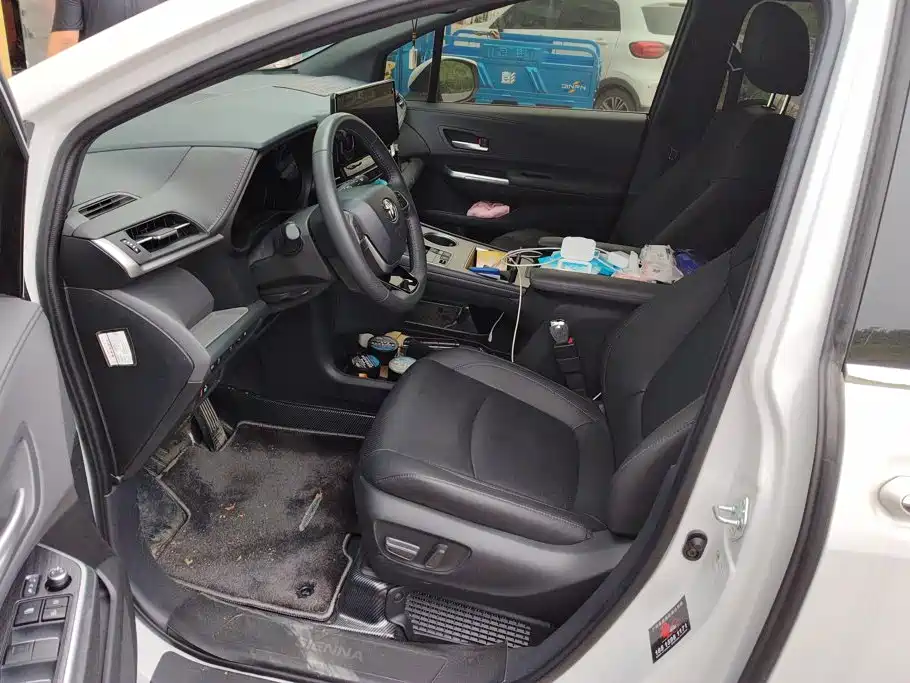 Toyota Sienna — миниатюра 9