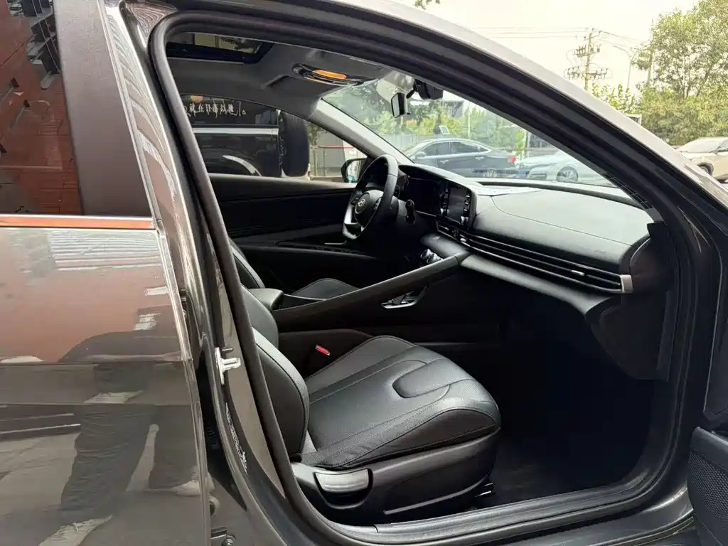 Hyundai Elantra — миниатюра 10