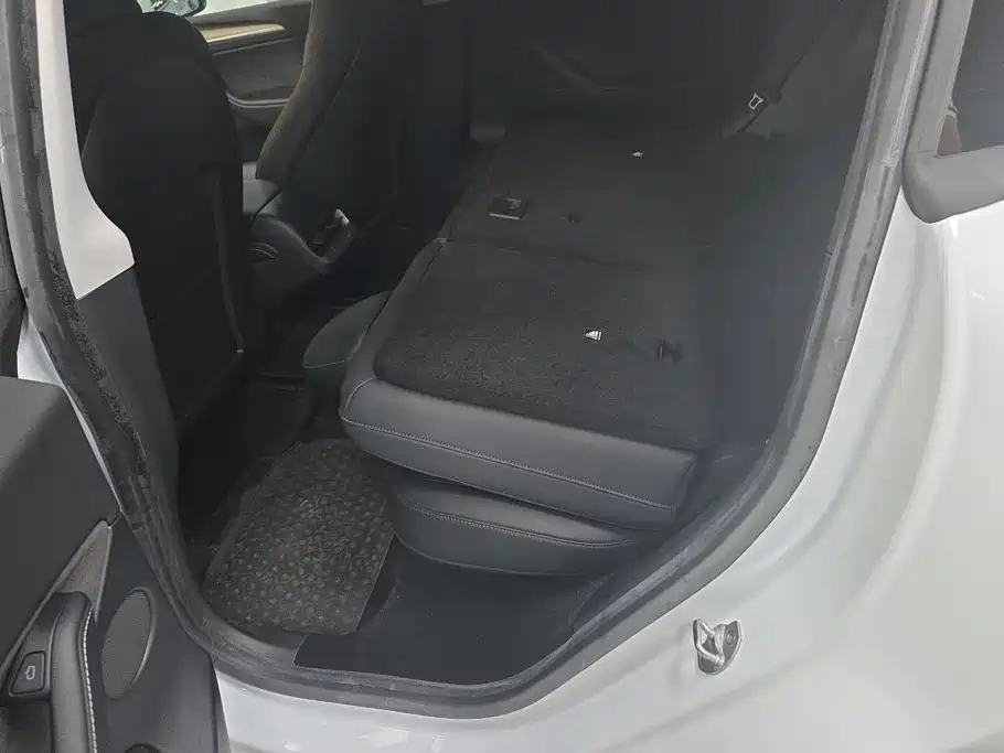 Tesla Model Y — миниатюра 11