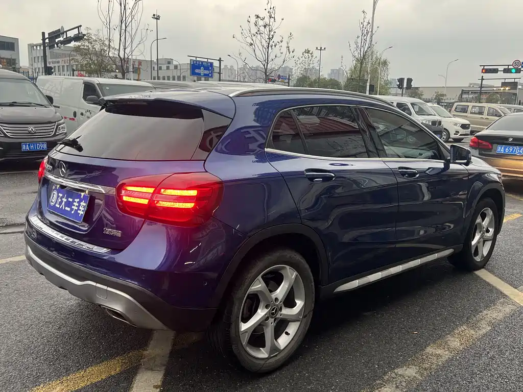 MERCEDES-BENZ GLA