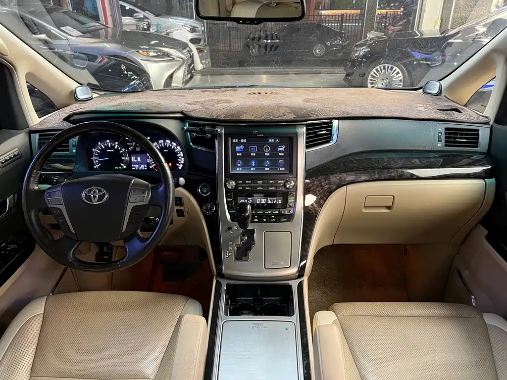 Toyota Alphard — миниатюра 10
