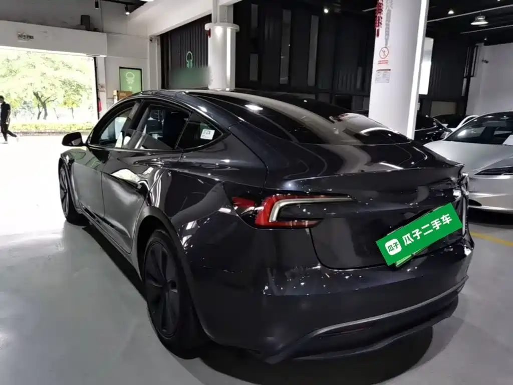 Tesla Model 3 — миниатюра 5