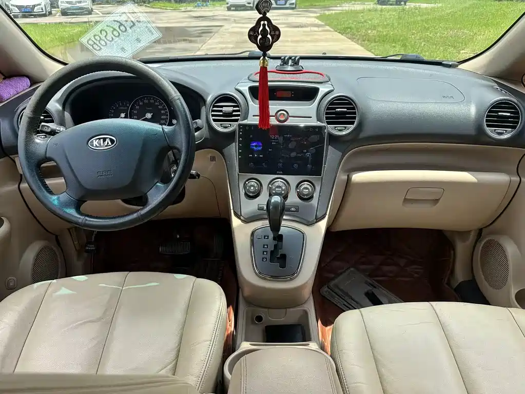 Kia Carens 2011 2.0L 7 мест AT Standard
