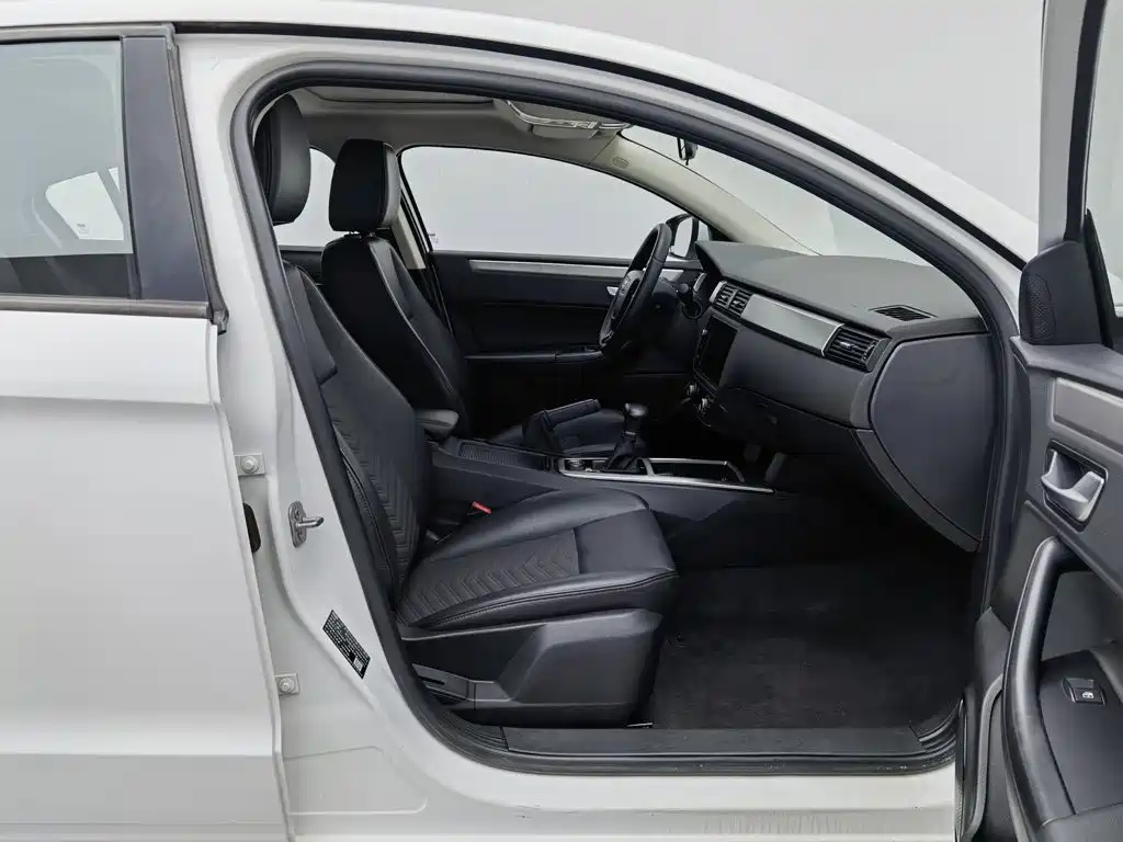 Qoros Qoros 3 — миниатюра 23