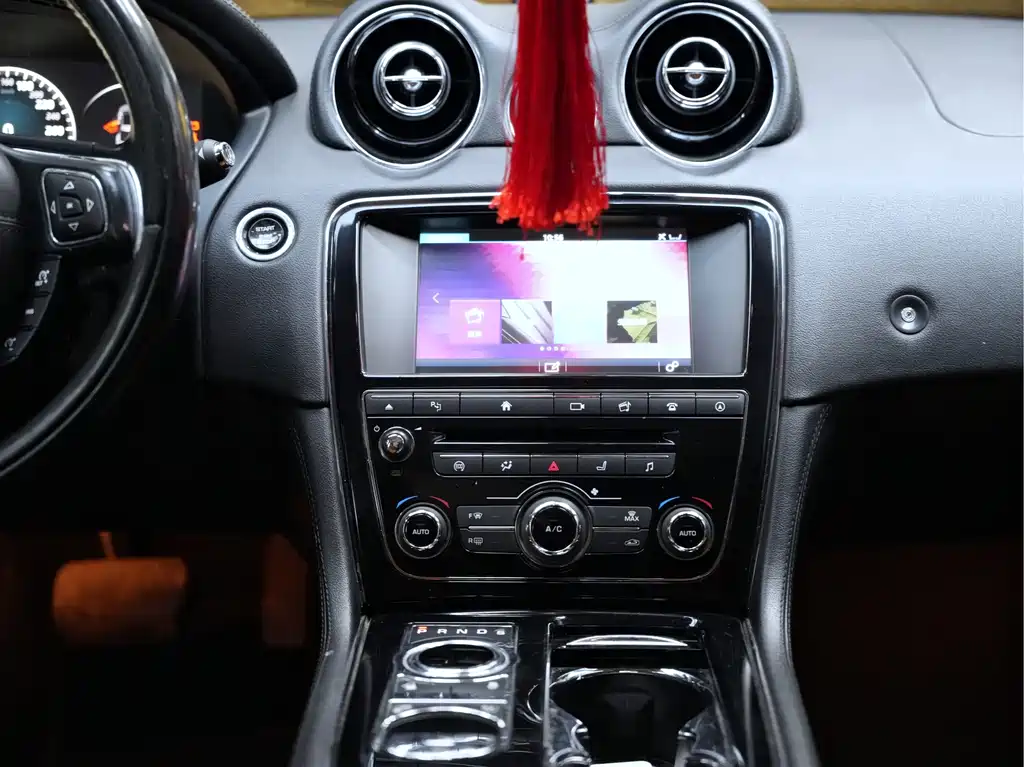 Jaguar XJ — миниатюра 20